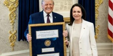 Una imagen que resume una época: dos fascistas Nobel en mano