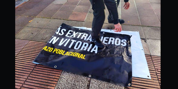 La propaganda fascista de Vox en Gasteiz no duró nada; GKS se encargó de hacer esto con ella