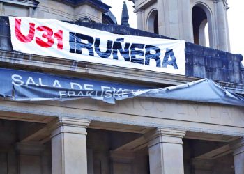 Dos antifascistas se cuelgan del Monumento de los Caídos para llamar a las movilizaciones de Bilbo e Iruñea