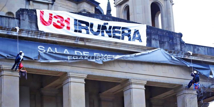 Dos antifascistas se cuelgan del Monumento de los Caídos para llamar a las movilizaciones de Bilbo e Iruñea