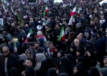 IRÁN. Miles de personas asisten a los funerales de 300 asesinados por el terrorismo patrocinado por Israel y EE.UU