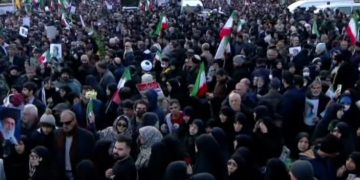 IRÁN. Miles de personas asisten a los funerales de 300 asesinados por el terrorismo patrocinado por Israel y EE.UU