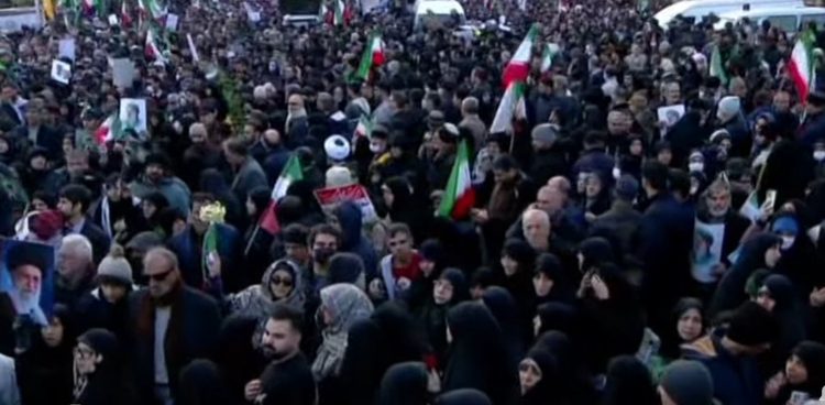 IRÁN. Miles de personas asisten a los funerales de 300 asesinados por el terrorismo patrocinado por Israel y EE.UU