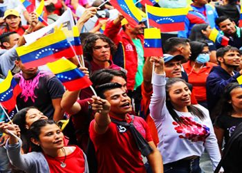 Ejemplo de dignidad, lucha y conocimiento: Escuchen a esta joven venezolana (vídeo)