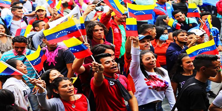 Ejemplo de dignidad, lucha y conocimiento: Escuchen a esta joven venezolana (vídeo)