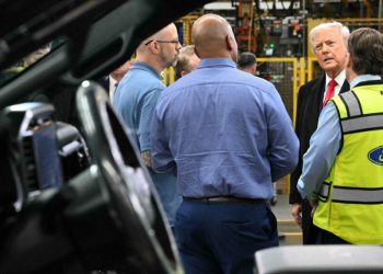 EE.UU. Trump estuvo en la fábrica de Ford; un trabajador le llamó “protector de pedófilos” (vídeo)