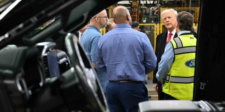 EE.UU. Trump estuvo en la fábrica de Ford; un trabajador le llamó “protector de pedófilos” (vídeo)