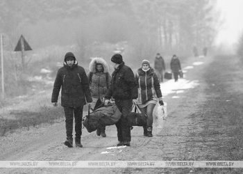Cientos de ucranianos huyen a Bielorrusia