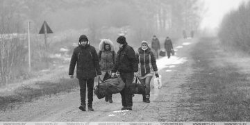 Cientos de ucranianos huyen a Bielorrusia