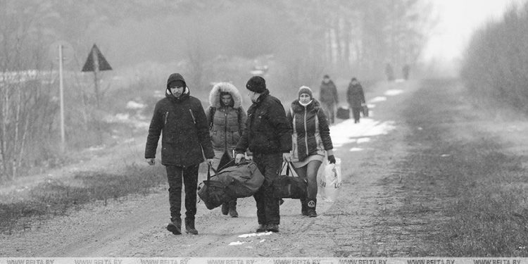 Cientos de ucranianos huyen a Bielorrusia