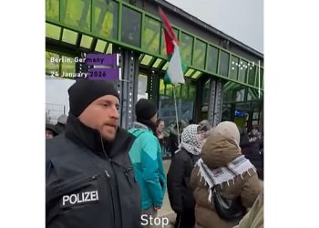 Democracia a la europea: un policía dice a un manifestante que está prohibido decir «desde el río hasta el mar»