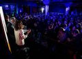 Vermut, cañas y pintxos gratis en la discoteca: llegó Ayuso a hacer campaña a Zaragoza