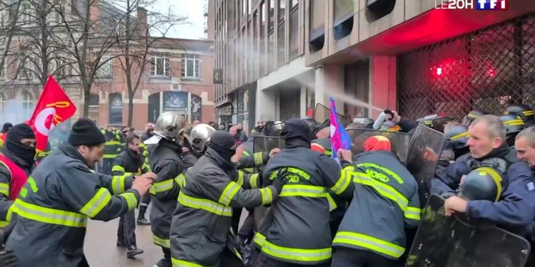 FRANCIA. (Video ilustrativo) Así se enfrentaron los bomberos de Lille a los cuerpos represivos