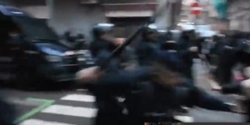 (Video) «Valientes» Mossos pegando y reprimiendo