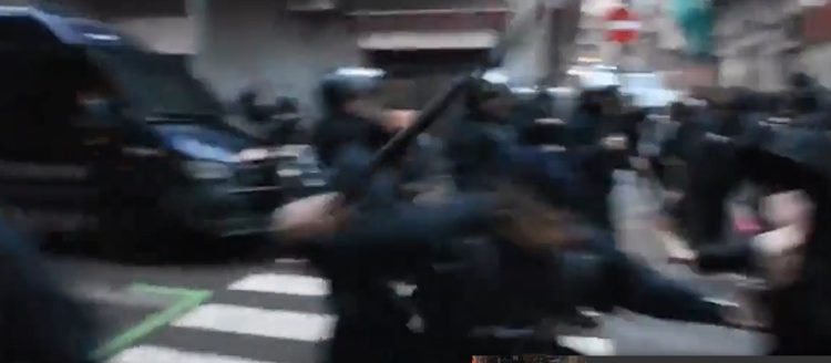 (Video) «Valientes» Mossos pegando y reprimiendo