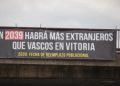 Nazis organizados cuelgan en Vitoria pancartas con distintos esloganes llenos de odio