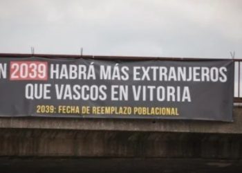 Nazis organizados cuelgan en Vitoria pancartas con distintos esloganes llenos de odio