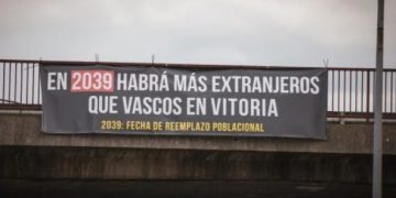 Nazis organizados cuelgan en Vitoria pancartas con distintos esloganes llenos de odio