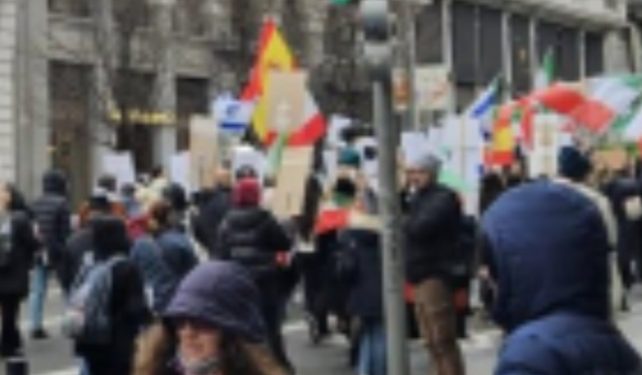 Seguidores del Sah de Persia se manifiestan por Madrid con banderas de Israel