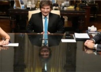 Ayuso se reunió con Milei pero se arrepintió de la foto con la motosierra y publicó una recortada