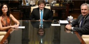 Ayuso se reunió con Milei pero se arrepintió de la foto con la motosierra y publicó una recortada