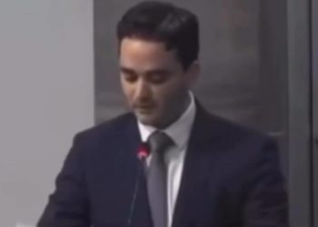 Diputado leyendo un discurso hecho por la IA pero siguió de largo…