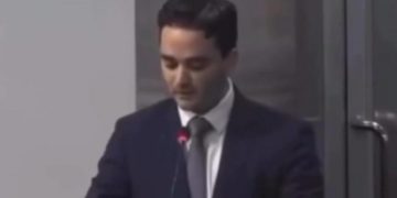 Diputado leyendo un discurso hecho por la IA pero siguió de largo…