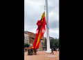 Izaban en Colón una bandera de España tan grande como el ridículo que han hecho (vídeo)