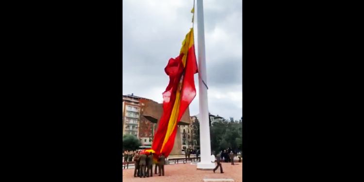 Izaban en Colón una bandera de España tan grande como el ridículo que han hecho (vídeo)