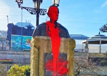 GKS arrojó pintura roja sobre el busto de Fraga Iribarne en su pueblo natal