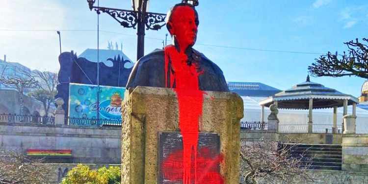GKS arrojó pintura roja sobre el busto de Fraga Iribarne en su pueblo natal