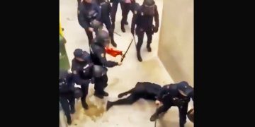 La brutal carga de la policía en el Sadar (iruñea) provoca el ingreso de un joven en el hospital