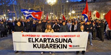 EHKS se movilizó en Bilbo e Iruñea contra el bloqueo yanqui y en solidaridad con Cuba