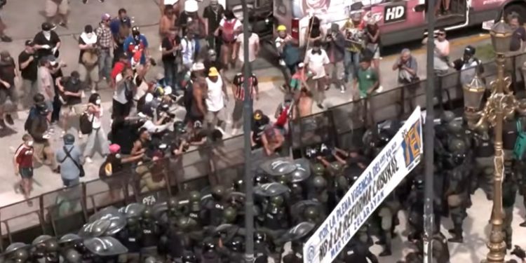 ARGENTINA. Represión del gobierno ante el Congreso por protestar contra la Reforma laboral