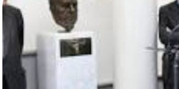 Piden la retirada del busto de Manuel Fraga del Senado; PP, Vox y PSOE no se suman a la iniciativa