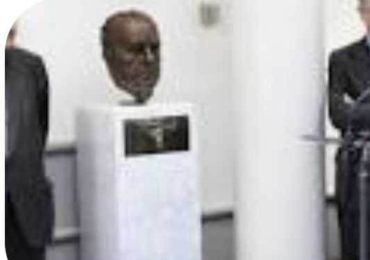 Piden la retirada del busto de Manuel Fraga del Senado; PP, Vox y PSOE no se suman a la iniciativa