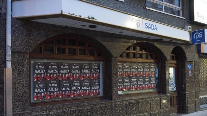 Todas las sedes del PP a la vez: carteles tapando sus facha das