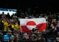 Obligan a aficionados daneses a retirar la bandera de Groenlandia de un partido de hockey en los JJ.OO