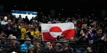 Obligan a aficionados daneses a retirar la bandera de Groenlandia de un partido de hockey en los JJ.OO