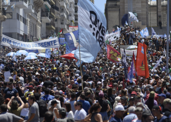 ARGENTINA responde con una exitosa huelga General a la reforma laboral del gobierno de extrema derecha