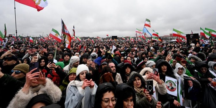 ALEMANIA Concentración de iraníes partidarios de la monarquía terrorista de Sha de Persia