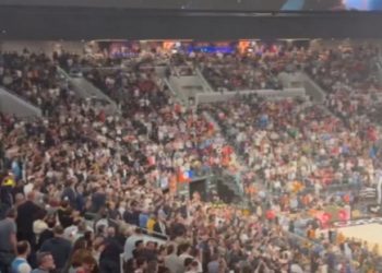 Otra vez el himno a todo volúmen para tapar la enorme pitada al Borbón en una final deportiva