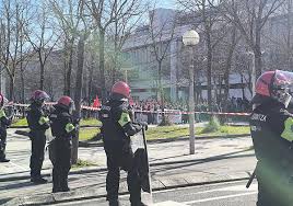 Universitarios plantan cara a Vox en el campus de Gasteiz