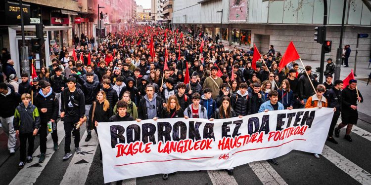 Al margen del oportunismo institucional, el Movimiento Socialista se mostró muy activo durante el 3 de Marzo en Gasteiz