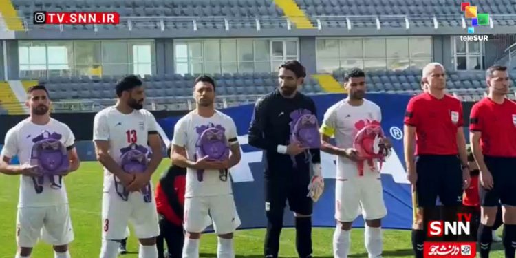 Los jugadores de la selección iraní de fútbol rinden homenaje a las niñas asesinadas por EE.UU. e Israel