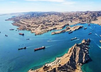 IRÁN. Dos noticias de interés acerca del Estrecho de Ormuz, el misil natural que golpea la economía de sus enemigos