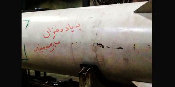 La mano de una persona sensible escribió esto sobre un misil antes de ser lanzado de Irán  a Tel Aviv