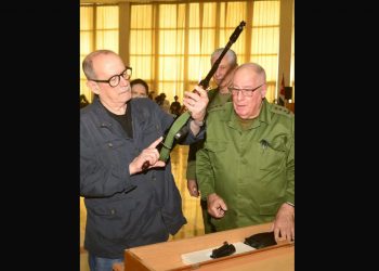Silvio Rodríguez recibe su AKM de manos del ministro de las FAR y ante la presencia del presidente de Cuba