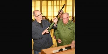 Silvio Rodríguez recibe su AKM de manos del ministro de las FAR y ante la presencia del presidente de Cuba