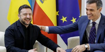 El “socialista” Sánchez regalará otros 1.000 millones de euros de los contribuyentes a la neonazi Ucrania